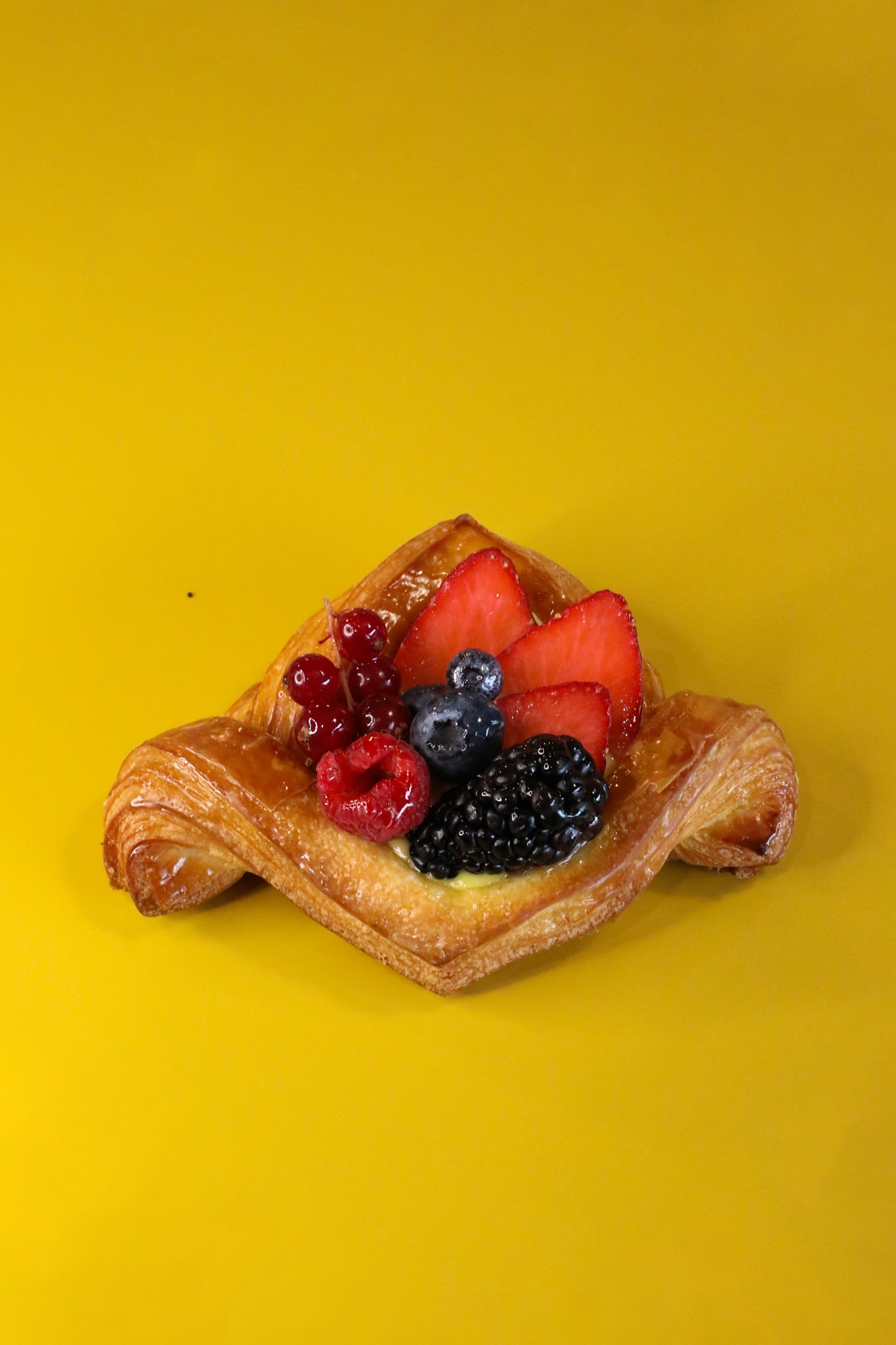 Croissant con crema cotta e macedonia di frutta fresca