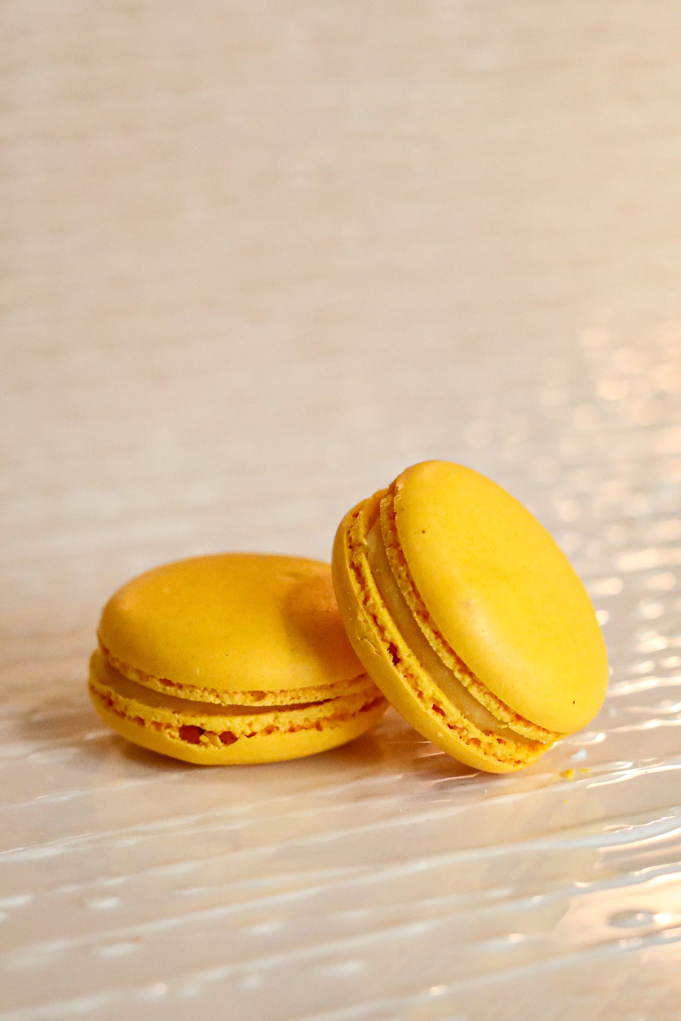 Macaron al mango e passion fruit