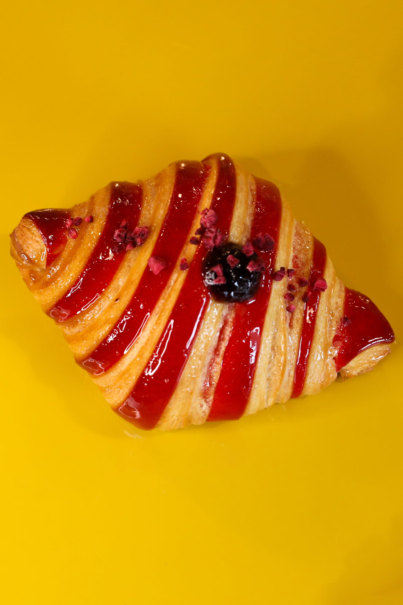 Croissant bicolore ai lamponi